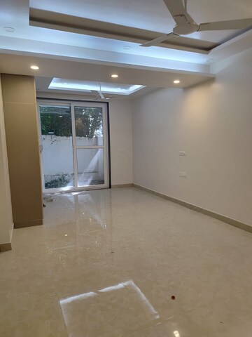 Room in 3 BHK Builder Floor at Unitech Deerwood Chase, Nirvana Country – for Rent