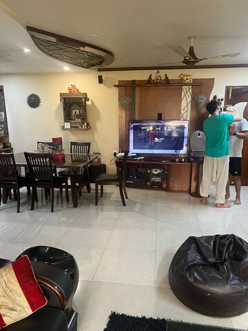 Room in 2 BHK Apartment at Juhu – for Rent