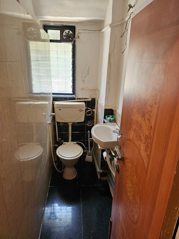 Team Area, juhu 1 Bedroom 600 Sq.Ft. Apartment In Juhu Mumbai 9169756