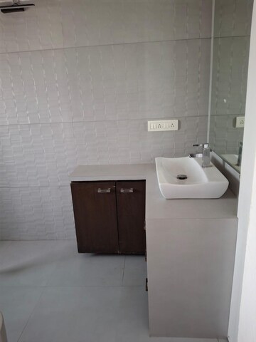 Bathroom in 3 BHK Apartment at Breach Candy Gardens, Cumbala Hill – for Rent