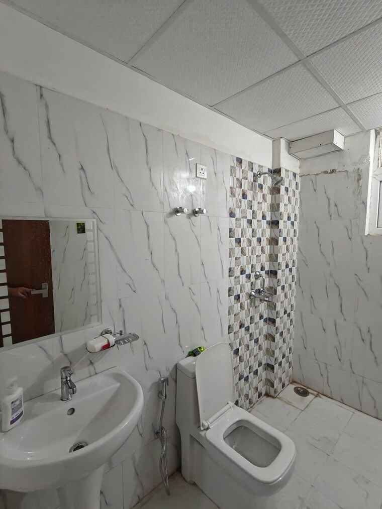 Bathroom, tulsiani-urban-woods 3 Bedroom 1632 Sq.Ft. Apartment In Sushant Golf City Lucknow 9169793