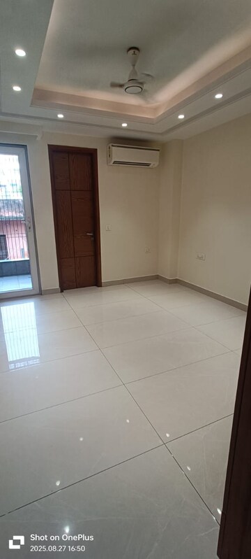 Room in 3 BHK Builder Floor at South Extension I – for Rent