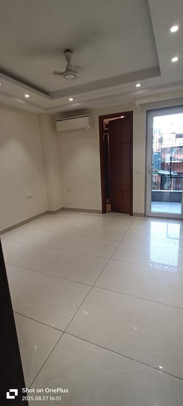 Room in 3 BHK Builder Floor at South Extension I – for Rent