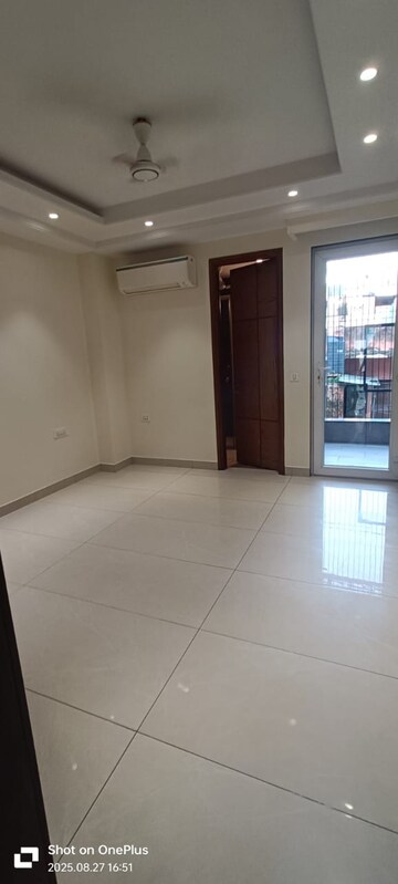Room in 3 BHK Builder Floor at South Extension I – for Rent