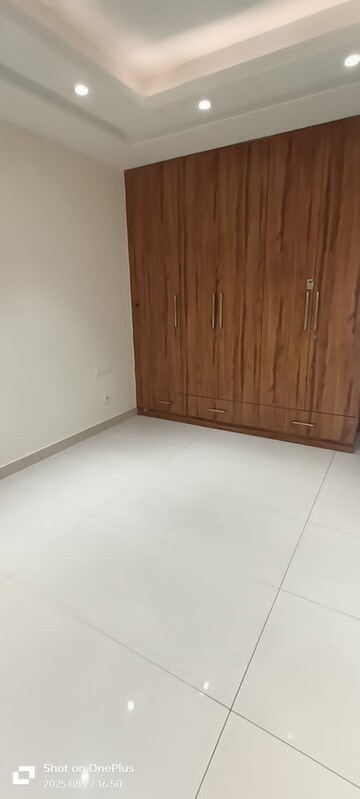 Room in 3 BHK Builder Floor at South Extension I – for Rent
