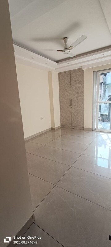 Room in 3 BHK Builder Floor at South Extension I – for Rent