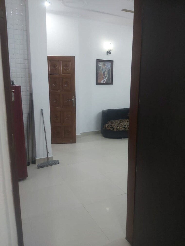 Room, sector 12 2 Bedroom 162 Sq.Mt. Independent House In Sector 12 Noida 9169923