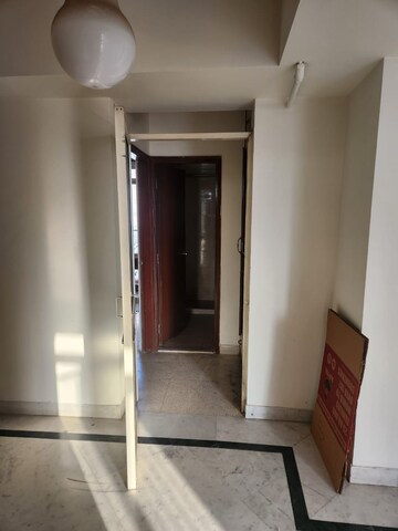 Building Lobby in 3.5 BHK Builder Floor at DLF City Phase IV, Dlf Phase iv – for Rent
