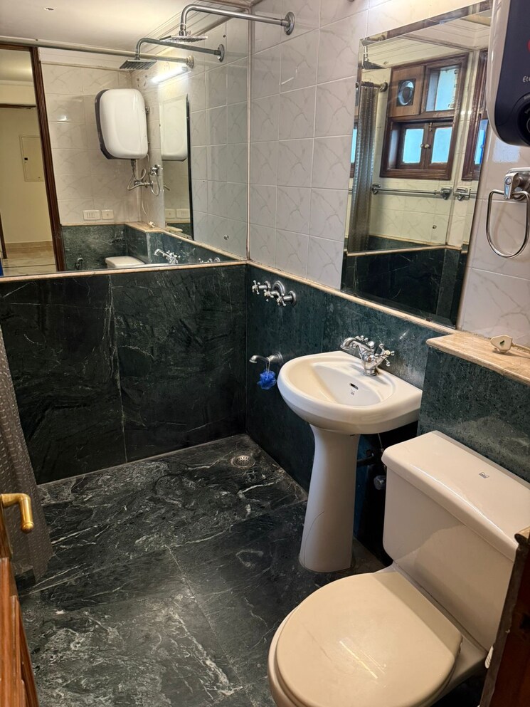 Kitchen, dlf-city-gurgaon 3 Bedroom 2500 Sq.Ft. Builder Floor In Sector 27 Gurgaon 9169941