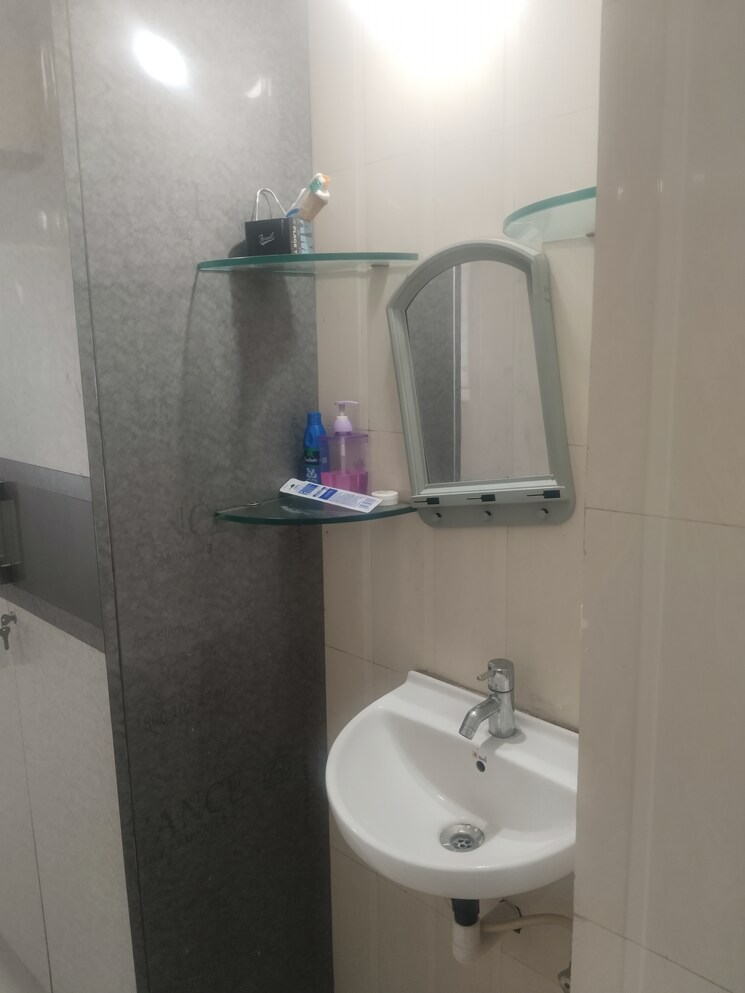 Bathroom, rajesh-complex-tingre-nagar 1 Bedroom 550 Sq.Ft. Apartment In Tingre Nagar Pune 9169985