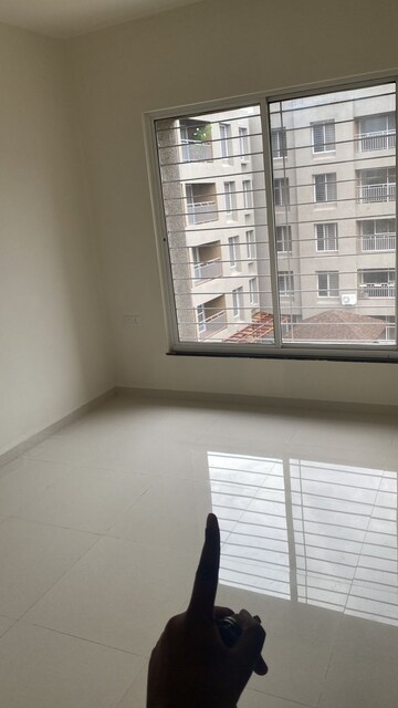 Room in 2 BHK Apartment at Mantra 29 Gold Coast Phase 3, Tingre Nagar – for Rent