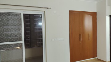 Room in 3.5 BHK Apartment at Amrapali Crystal Homes, Sector 76 – for Rent