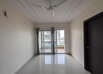 Room in 2 BHK Apartment at Greenmark Mayfair Apartments, Tellapur – for Rent