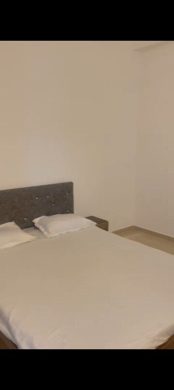 Furnished Amenities in 2.5 BHK Apartment at Marathon Monte South, Byculla West – for Rent