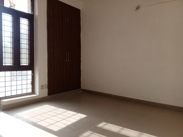 Room in 4 BHK Builder Floor at Ardee City, Sector 52 – for Rent