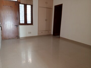 Room in 4 BHK Builder Floor at Ardee City, Sector 52 – for Rent