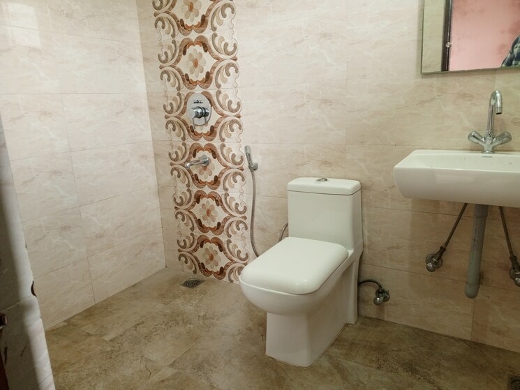 Bathroom, ocus-quantum 3 Bedroom 240 Sq.Yd. Builder Floor In Sector 51 Gurgaon 9170121