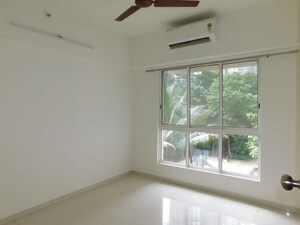 Room in 2 BHK Apartment at Lodha Amara, Kolshet Road – for Sale