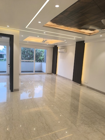 Room in 4 BHK Builder Floor at DLF Royale Residences, Dlf Phase I – for Sale