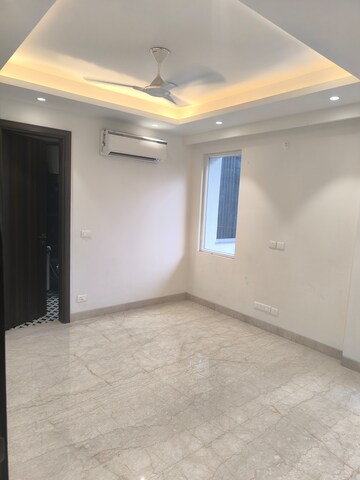 Room in 4 BHK Builder Floor at DLF Royale Residences, Dlf Phase I – for Sale