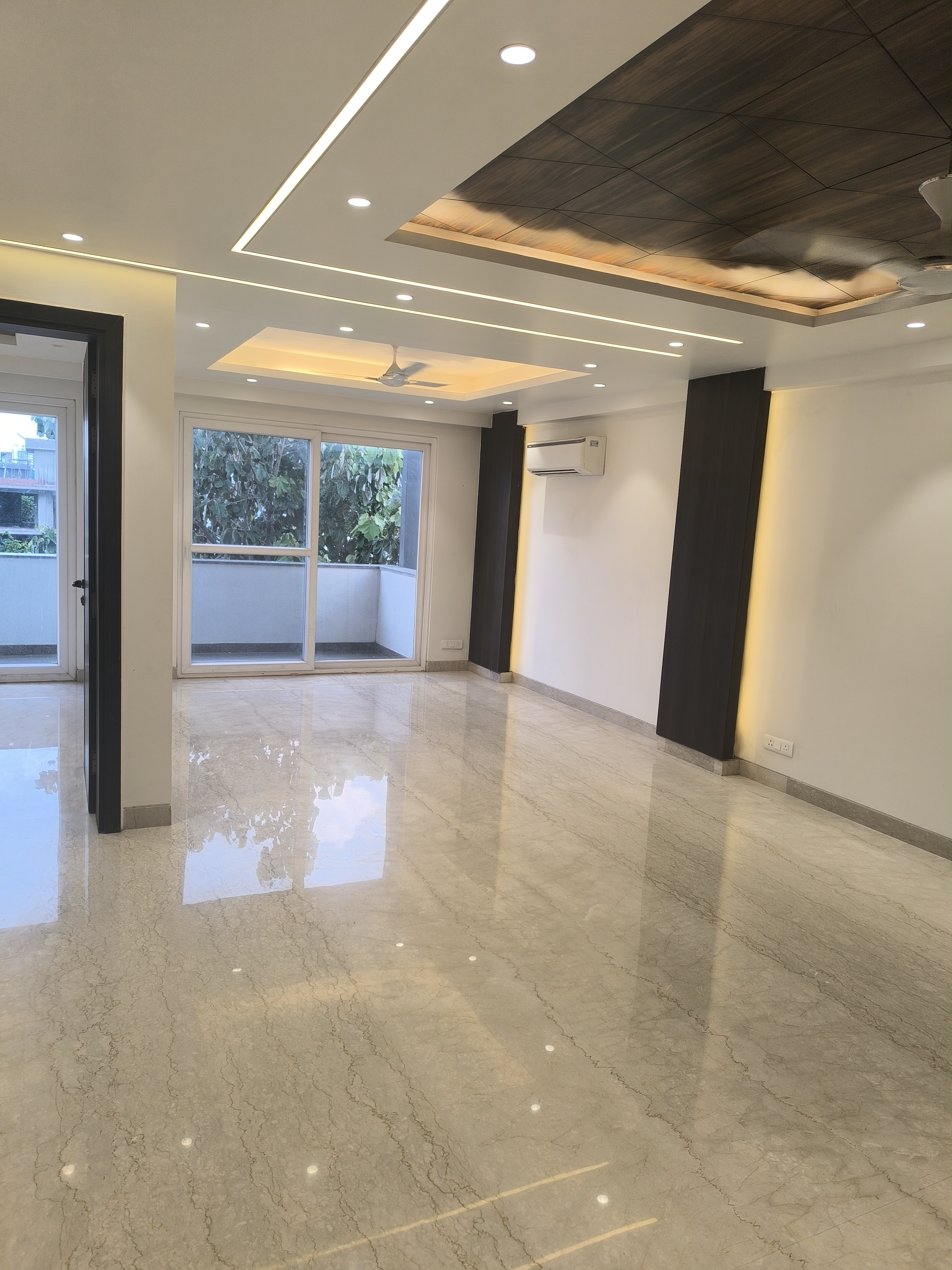 4 BHK + Servant Room 2216 Sq.Ft. Builder Floor in DLF Royale Residences