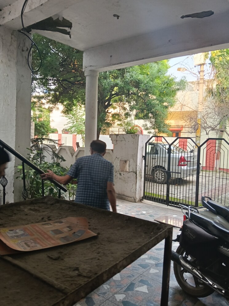  Parking, vikas nagar Commercial Office Space 3200 Sq.Ft. In Vikas Nagar Lucknow 9170234