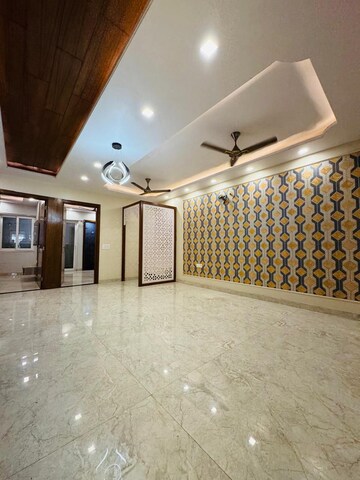 Room in 4 BHK Builder Floor at Niti Khand ii – for Sale