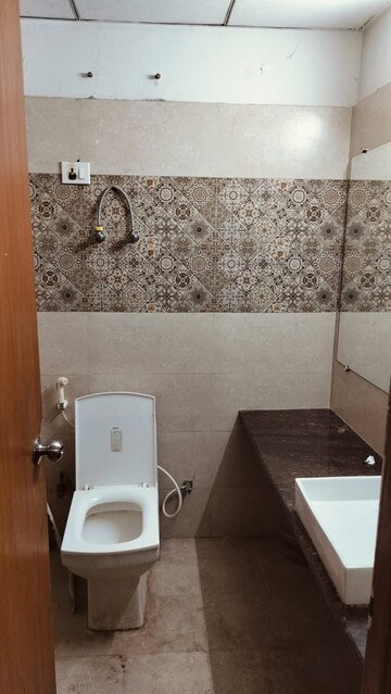 Furnished Amenities in 1 BHK Apartment at Paramount Golfforeste, Zeta I Greater Noida – for Rent