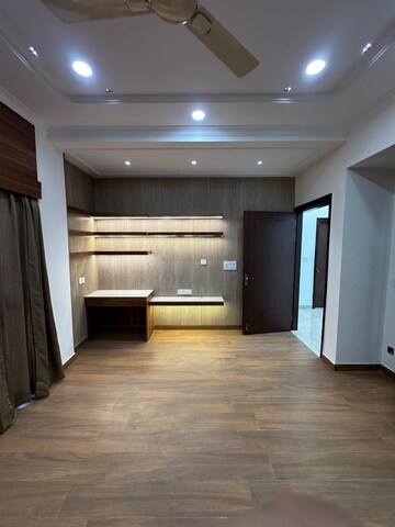 Building Lobby in 2.5 BHK Builder Floor at Sector 28 – for Rent