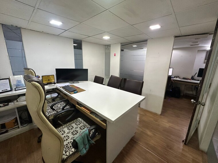 Team Area, athwa gate Commercial Office Space 800 Sq.Ft. In Athwa Gate Surat 9170378