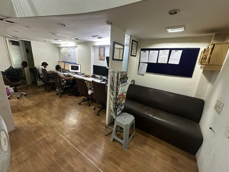  Parking, athwa gate Commercial Office Space 800 Sq.Ft. In Athwa Gate Surat 9170378