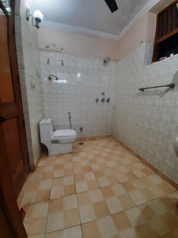 Bathroom in 1 BHK Builder Floor at Sector 39 – for Rent