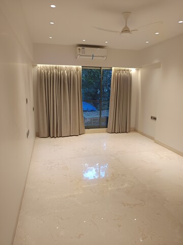 Room in 3 BHK Apartment at Khar West – for Sale