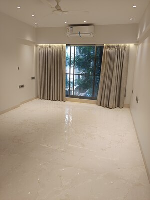 Room in 3 BHK Apartment at Khar West – for Sale