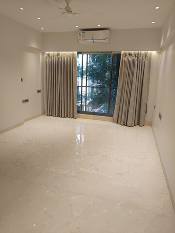 Room in 3 BHK Apartment at Khar West – for Sale