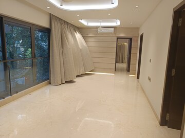 Room in 3 BHK Apartment at Khar West – for Sale