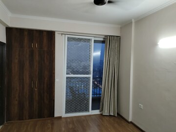Room in 3 BHK Apartment at Amrapali Golf Homes, Sector 4 Greater Noida – for Rent