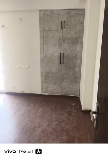 Room in 3 BHK Apartment at Amrapali Terrace Homes, Tech Zone 4 Greater Noida – for Rent