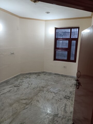 Room in 3 BHK Apartment at Delhi Gate – for Sale
