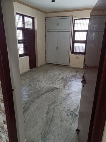 Room in 3 BHK Apartment at Delhi Gate – for Sale