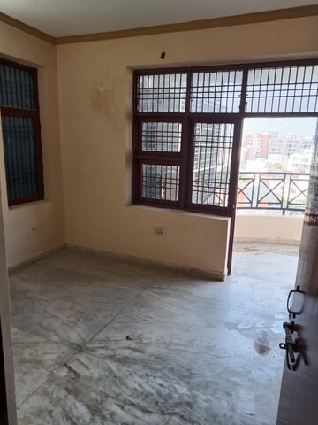 Room in 3 BHK Apartment at Delhi Gate – for Sale