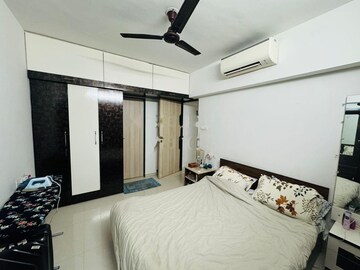 Bedroom in 2 BHK Apartment at Hubtown Hillcrest, Andheri East – for Rent