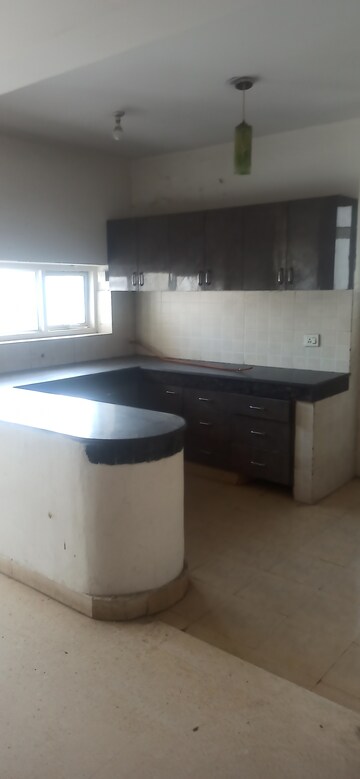 Furnished Amenities in 3 BHK Apartment at Emerald Green, Sector 52 – for Rent