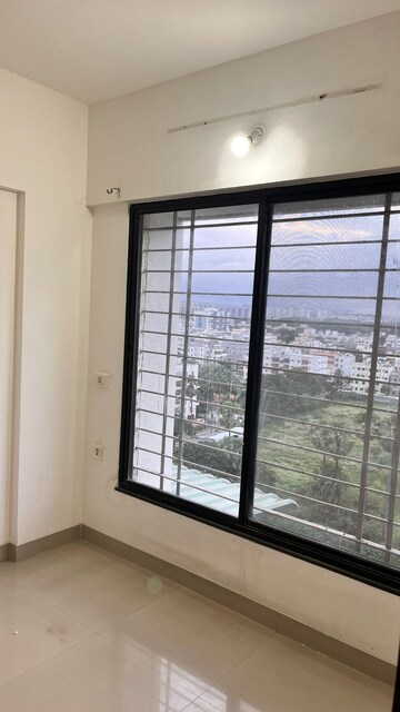 Room in 2 BHK Apartment at Majestique Towers East Phase 2, Kharadi – for Rent