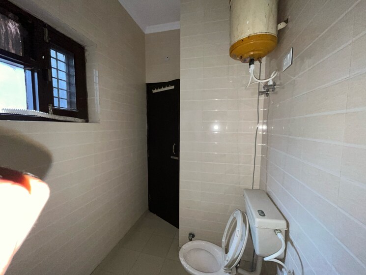 Bathroom, sainik colony 2 Bedroom 910 Sq.Ft. Builder Floor In Sainik Colony Faridabad 9167479