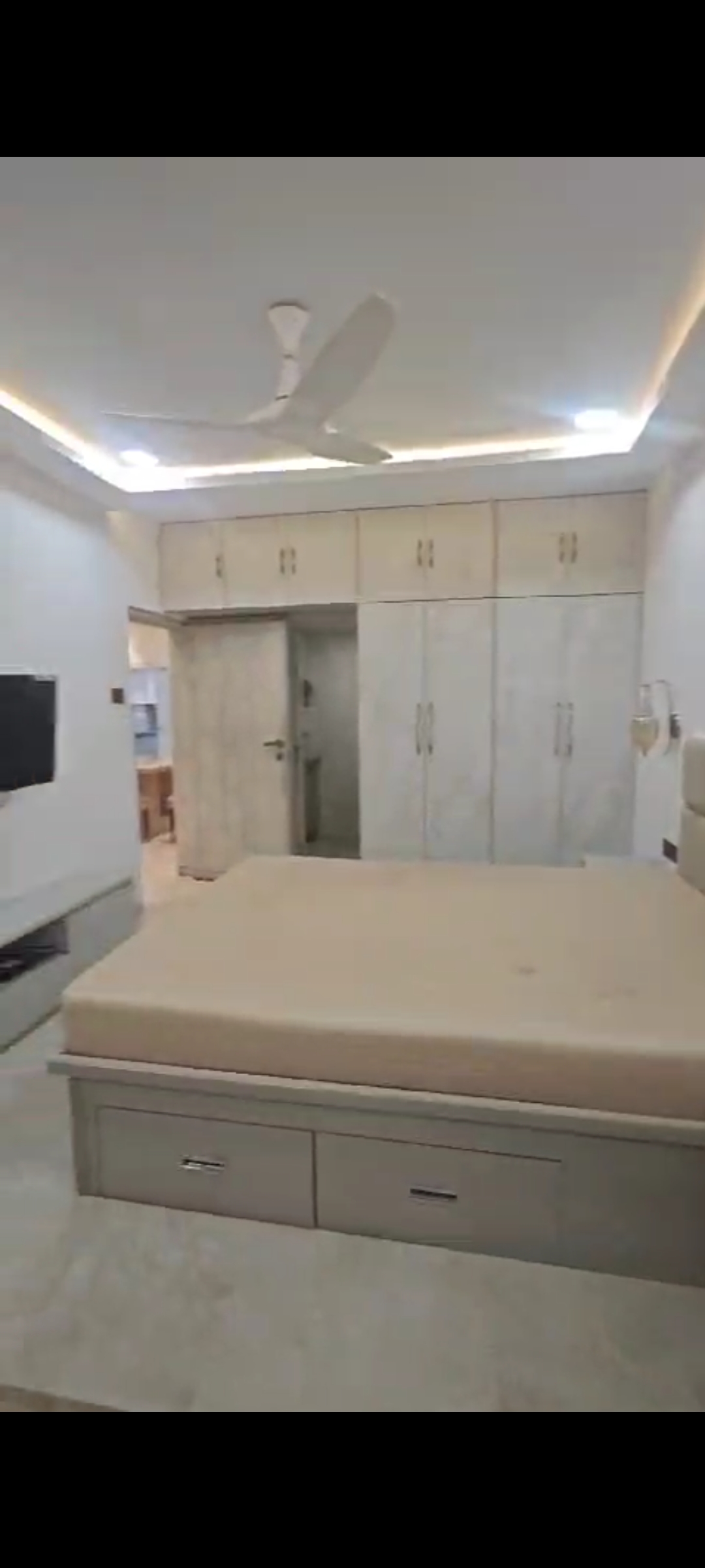 2 BHK + Servant Room Apartment For Rent in Juhu