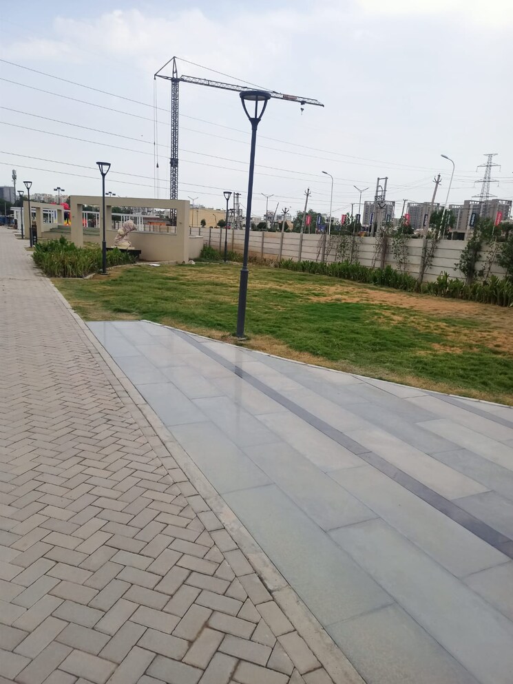 Balcony, parklands  350 Sq.Yd. Plot In Sector 85 Faridabad 9172092