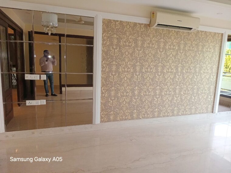 Room, greater kailash ii 4 Bedroom 300 Sq.Yd. Builder Floor In Greater Kailash ii Delhi 9172134