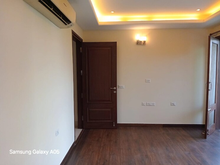 Room, greater kailash ii 4 Bedroom 300 Sq.Yd. Builder Floor In Greater Kailash ii Delhi 9172134