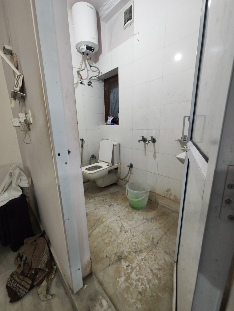 Bathroom, katwaria sarai 1 Bedroom 400 Sq.Ft. Apartment In Katwaria Sarai Delhi 9172160